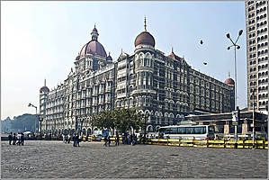 Отель уже в те времена был рассчитан на самых богатых клиентов. В числе первых — были магараджи со всей Индии. На один из банкетов в 1917 году съехалось двести магараджей...
*