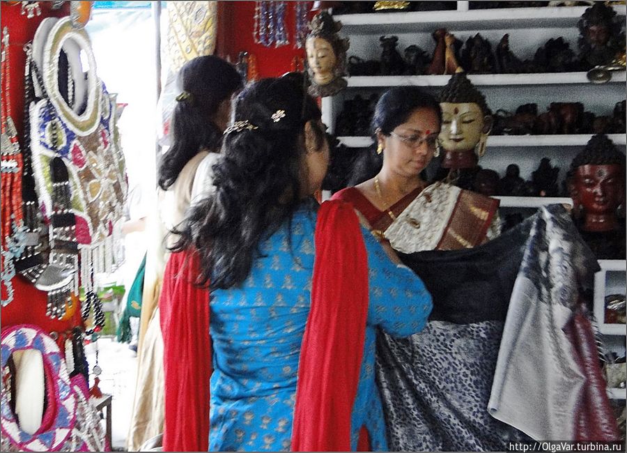 В других, где продавали ткани и всякую бижутерию, щебетали непальские женщины....