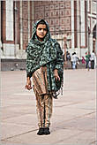 Интересно наблюдать, в какую одежду одеты индийцы. Одни женщины закутаны в сари, другие — носят юбки и платки. Все зависит от национальной принадлежности...
*