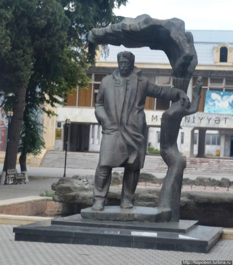 Памятник С.Вургуну Газахский район, Азербайджан