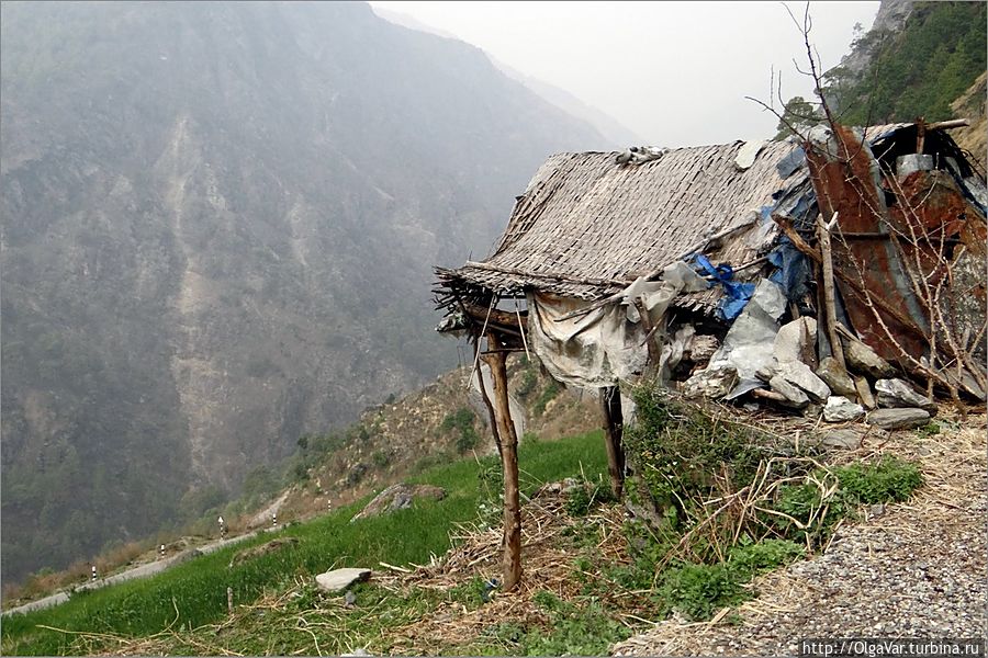 Домик на обочине Дунче, Непал