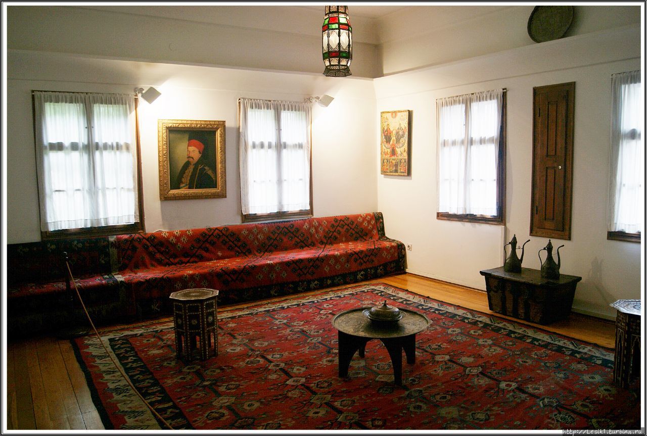 Конечно оригинальный внешний вид комнат времени, когда здесь жила княгиня Любица не известен, но в данной комнате интерьер восстановлен максимально точно для того периода. Помещение должно было отвечать одному основному требованию — многофункциональности. 
В течение дня комната использовалась в зависимости от потребностей — для общения и бесед, как столовая или для того, чтобы выпить чашечку кофе. Низкие восьмиугольные столики из древесины грецкого ореха, называемые «пешкун», могли использоваться и как табуретки. Согласно обычаям времени, пол покрыт тканым гладким двусторонним ковром ручной работы. 
Ночью комната использовалась для сна.