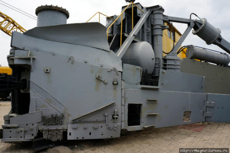 Мощный  отвальный  плуг  (МОП — 10 ).  Построен  в  Германии  в  1949  г.  Работал  на  перевальных  участках   с  тоннелями.  Передан  в  музей  в  2008  г. Южно-Сахалинск, Россия