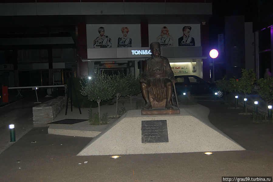 Памятник в ночи Ларнака, Кипр