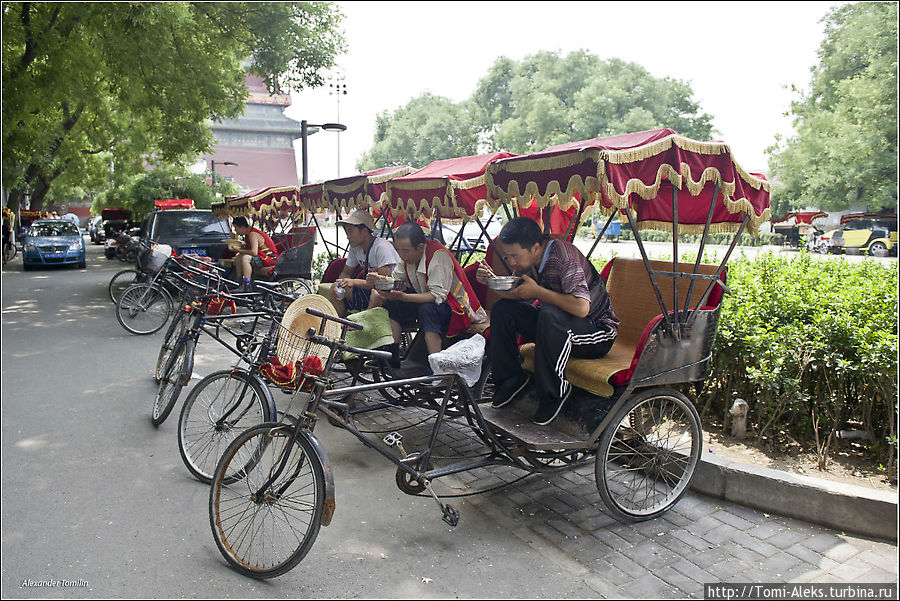 В городе есть целый клан водителей рикш. Обеденный перерыв у башни Гуллоу, и извозчики, конечно же, едят... лапшу. Здесь всегда много туристов и, соответственно, в таких местах рикшы не простаивают без дела. Это историческая часть города... Пекин, Китай