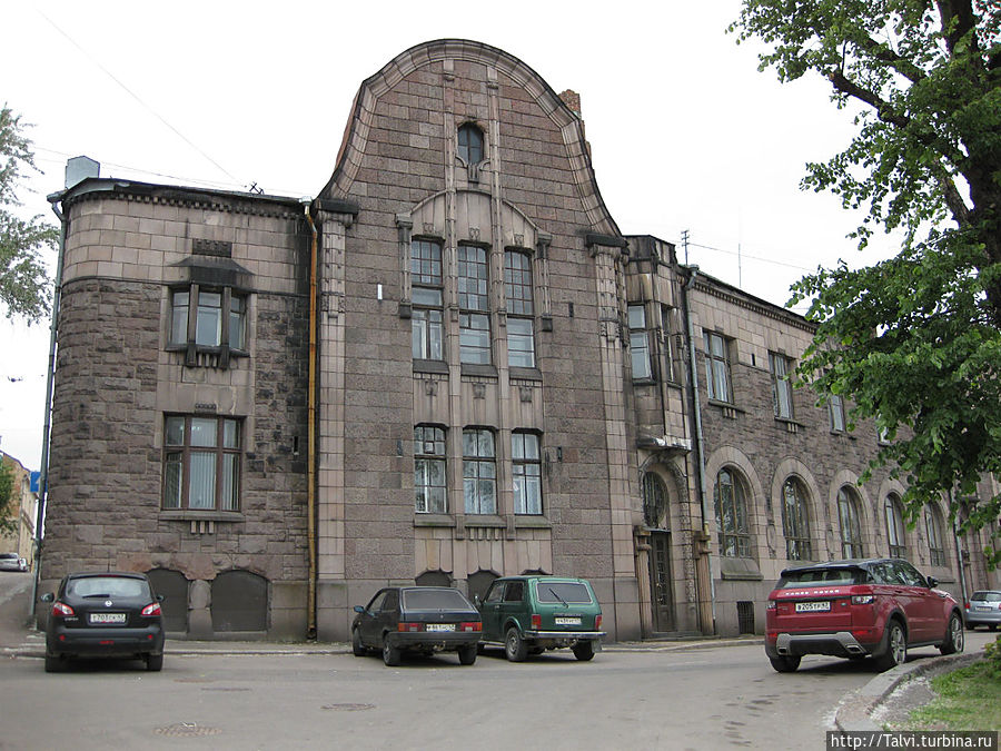 Дом предпринимателя и мецената Вильгельма Хакмана построил великий финский архитектор Уно Ульберг. Жемчужина северного модерна. Внутреннее убранство дома утрачено. Дом в частной собственности. Выставлен на продажу.