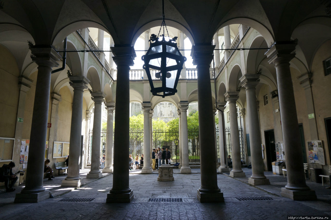 Прелестные дворики старой Генуи
