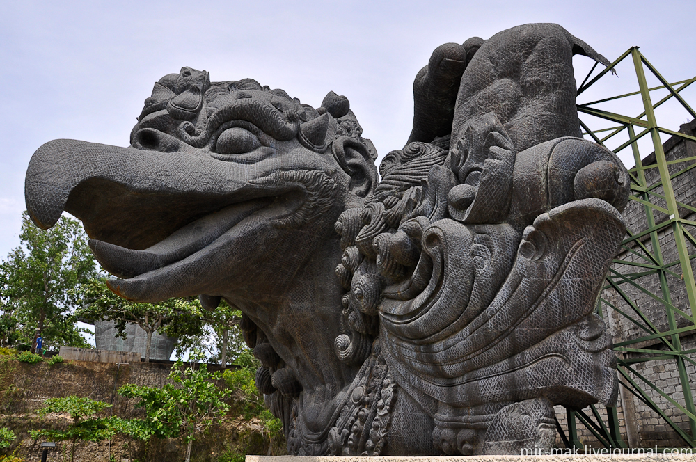 Интересно, что изнутри статуя абсолютно полая, и при всей своей массивности кажется не слишком прочной. Бали, Индонезия
