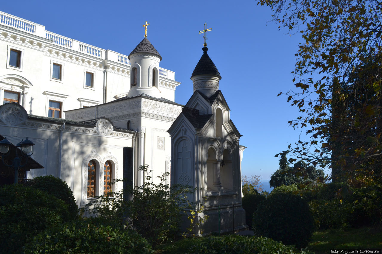 На заднем фоне: храм и дворец, на переднем фоне: звонница (справа)  и Рущукская колонна (слева) Ливадия, Россия