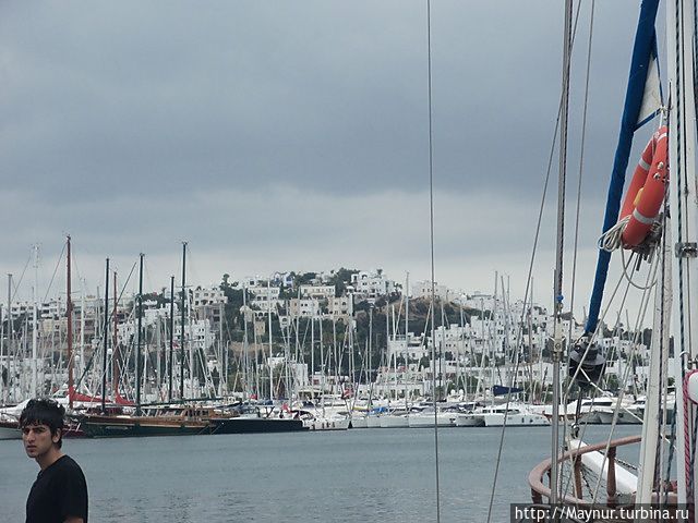 Город  и бухта с яхтами Бодрум, Турция