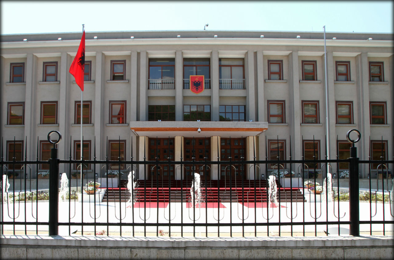 Непопулярная столица Тирана, Албания