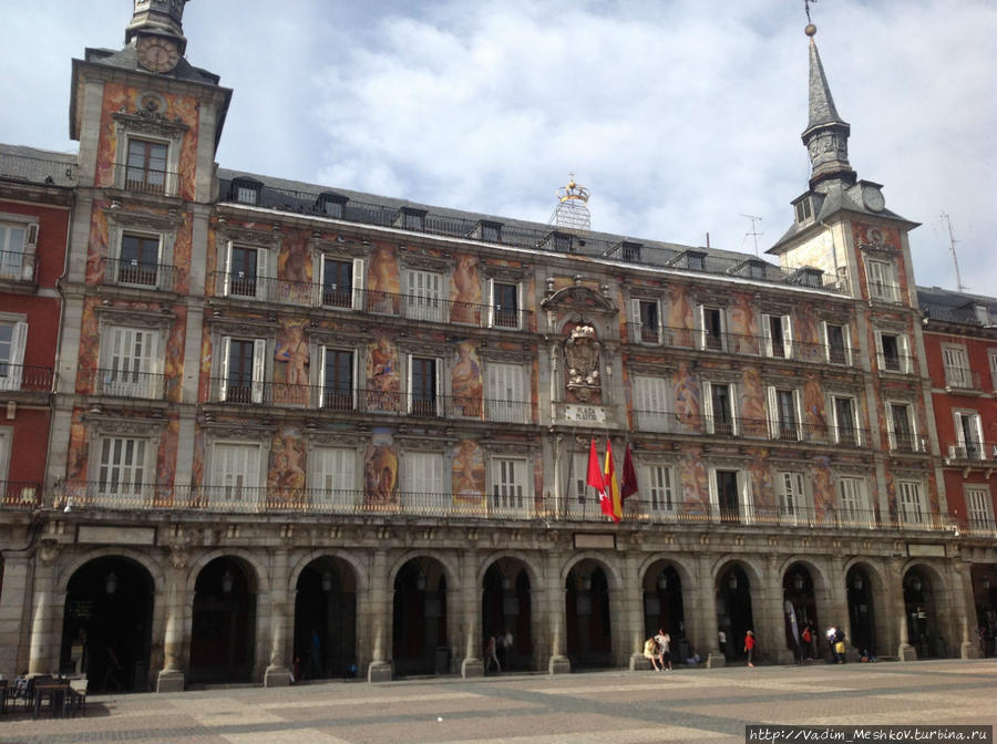 Пласа-Майор (исп. Plaza Mayor — «Главная площадь») — одна из центральных площадей испанской столицы. Расположена в части, которую принято называть «австрийским Мадридом». Соперничает с площадью Пуэрта-дель-Соль за право именоваться главной площадью испанской столицы, но в отличие от демократичной Пуэрта-дель-Соль, Пласа-Майор — статусная площадь, «пуп Испании», как сказал Лопе де Вега. Площадь в стиле мадридского барокко, один из немногих памятников эпохи Габсбургов, была построена по проекту архитектора Хуана Гомеса де Моры. Мадрид, Испания