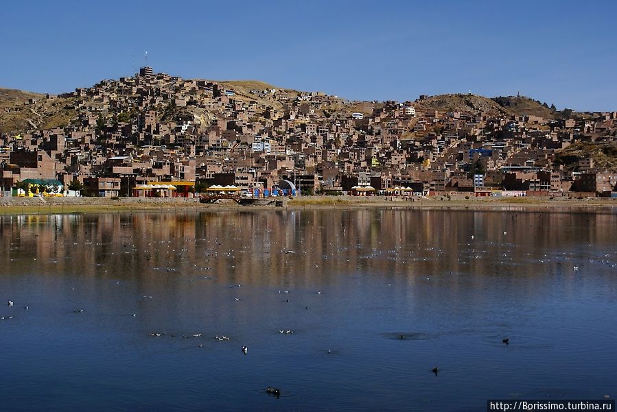Зеркальная поверхность озера Титикака Перу