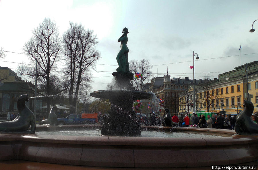 Празднование начинается накануне — 30 апреля. Центром действия становится фонтан Хавис Аманда на рыночной площади Кауппатори. На голову морской красавице – русалке — водружается традиционная студенческая фуражка. К сожалению, мы этого не застали — запоздали. Хельсинки, Финляндия