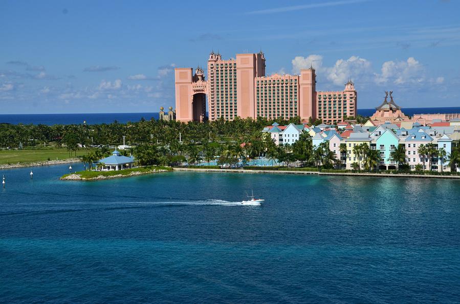 Парадиз-айленд и отель Атлантис — вид с моста Нассау, Багамские острова