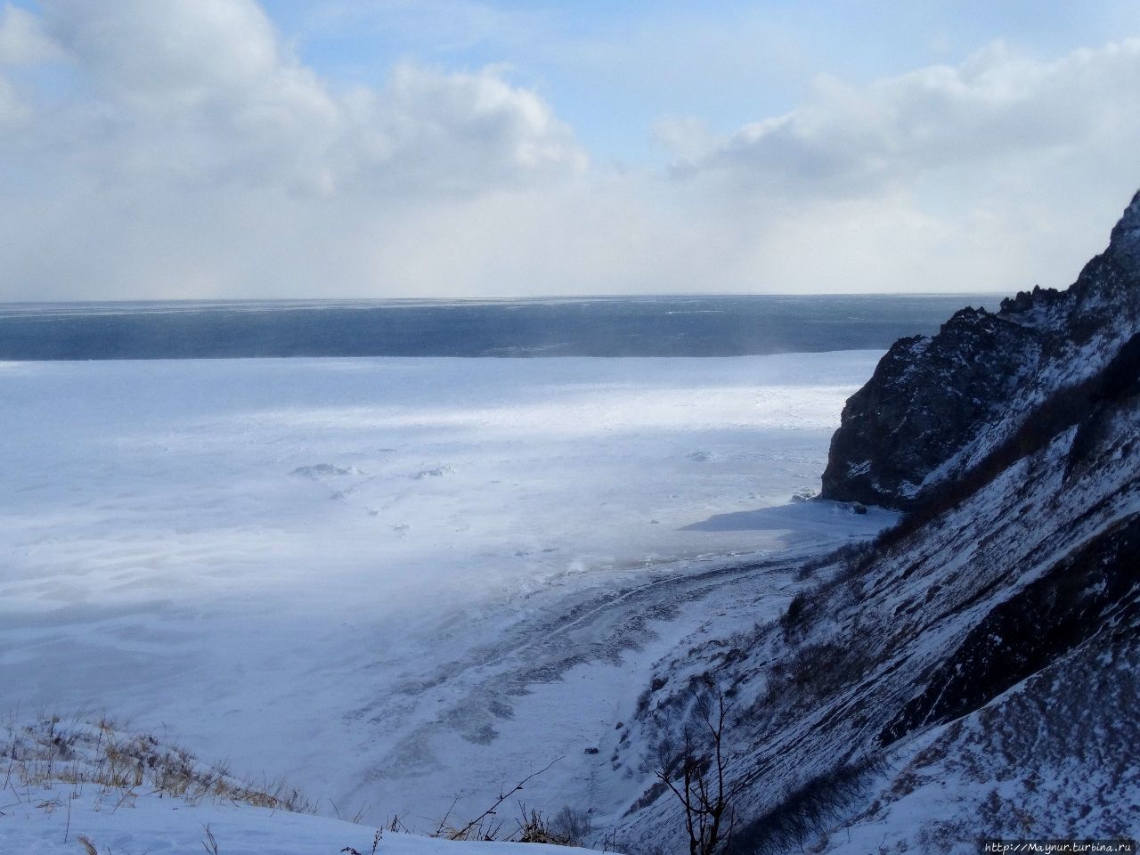 Сюда по кромке льда уходили  любоваться  ледяными водопадами те, кто не решился на подъем. Была и такая альтернатива пику. Тихая, Россия