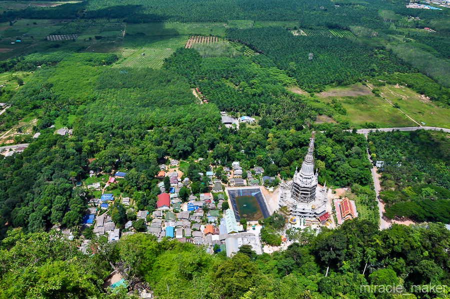 Внизу «торчит» охраняемый тиграми храм, откуда и начинается подъем.