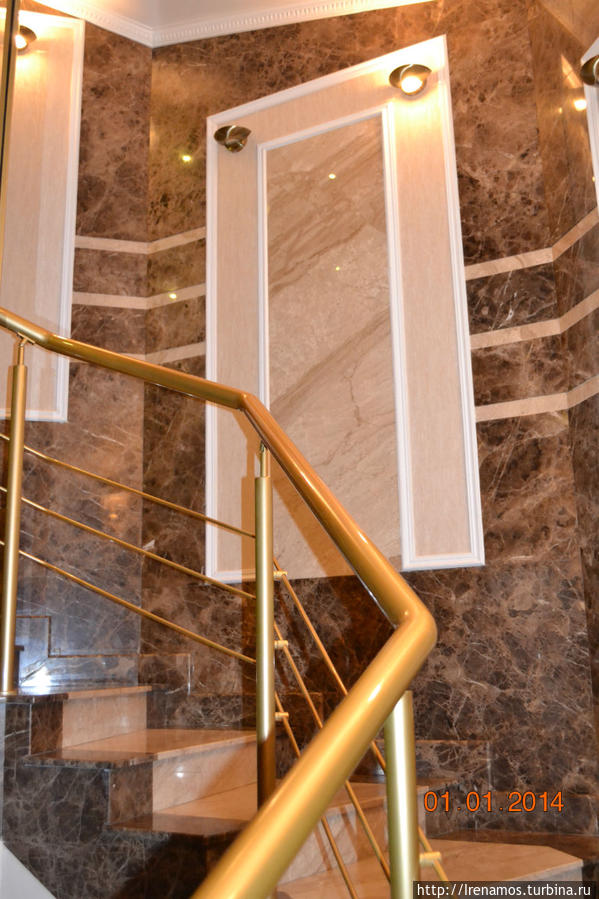 лестница.. справа от которой стеклянный лифт)) Гомель, Беларусь