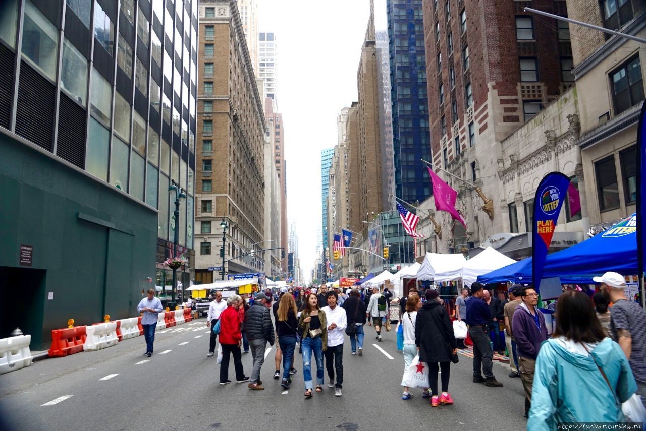 В выходные дни улица Lexington Avenue становится пешеходной и на нее выносится и продажа сувениров, и продуктов быстрого питания Нью-Йорк, CША