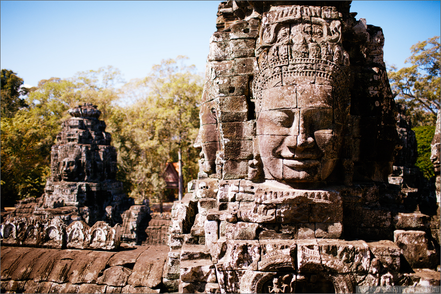 Храм особо не примечателен, разве только башни украшенные со всех сторон ликами Будды. Ангкор (столица государства кхмеров), Камбоджа