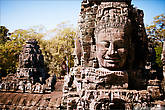 Храм особо не примечателен, разве только башни украшенные со всех сторон ликами Будды.