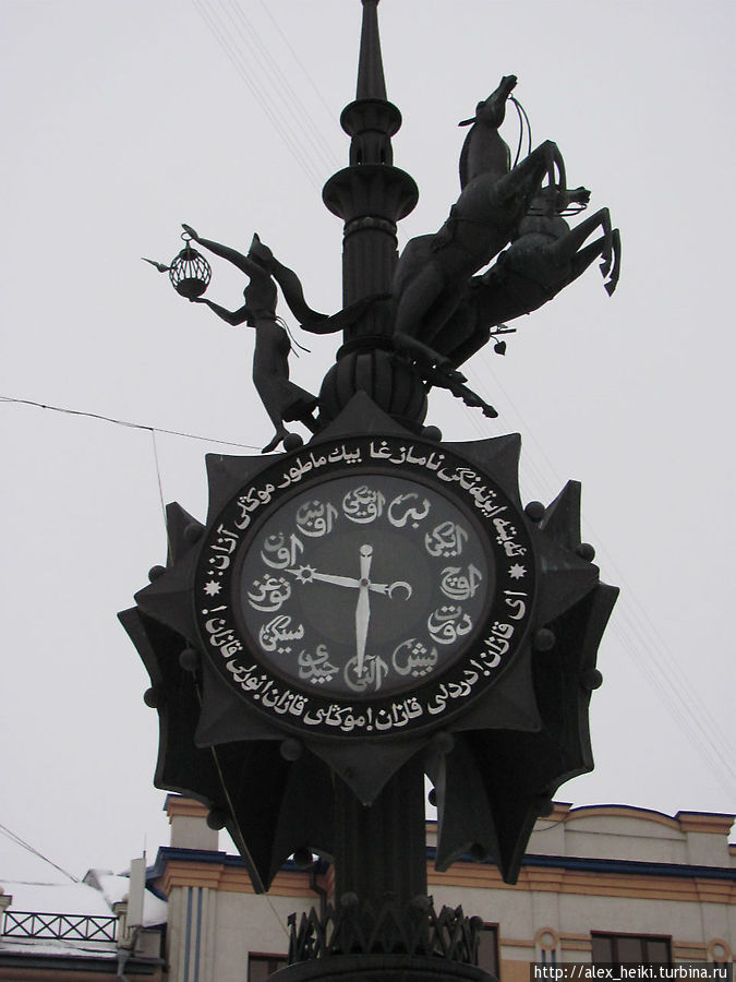 Часы возле Метро Казань, Россия