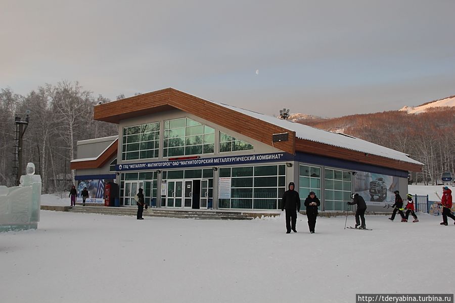 Отсюда отправляются кабинки с лыжниками на вершину. В 