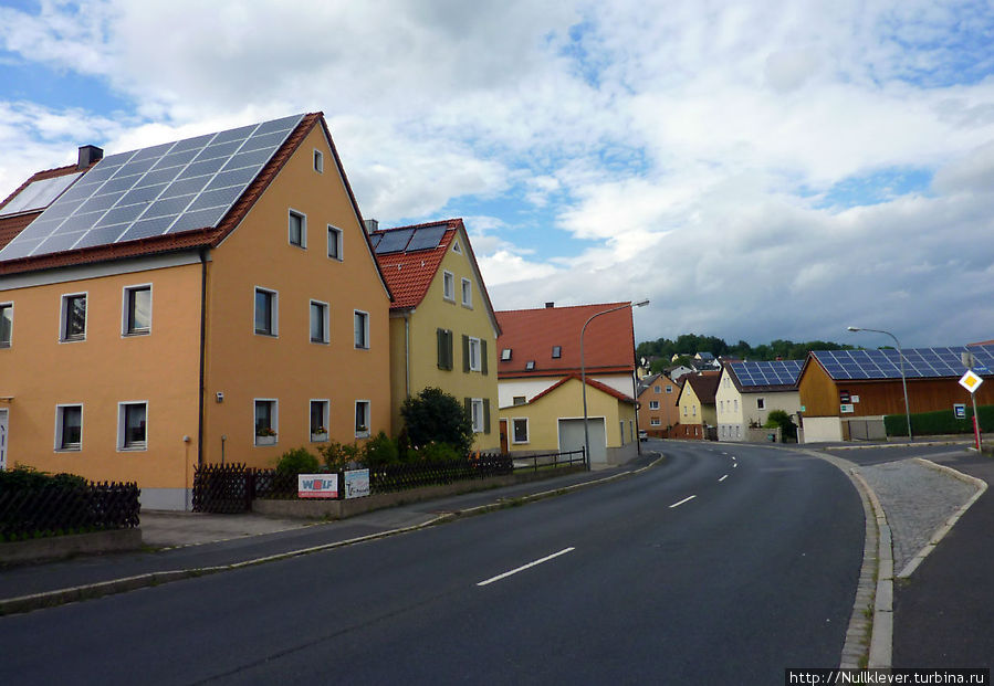 Аккуратные улицы городка Altenstadt a.d.W. с солнечными панелями на крышах Германия