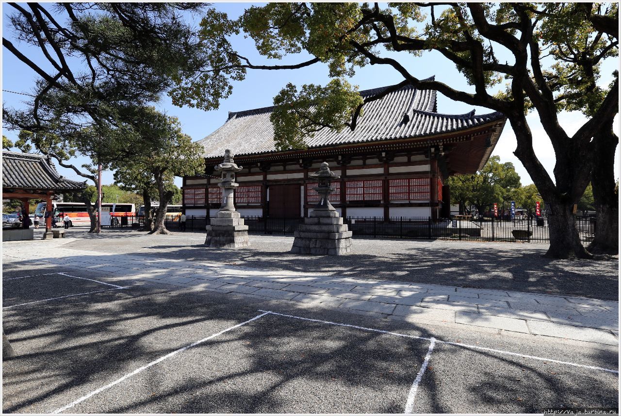 Место проведения выставки,небольшой Храм Киото, Япония