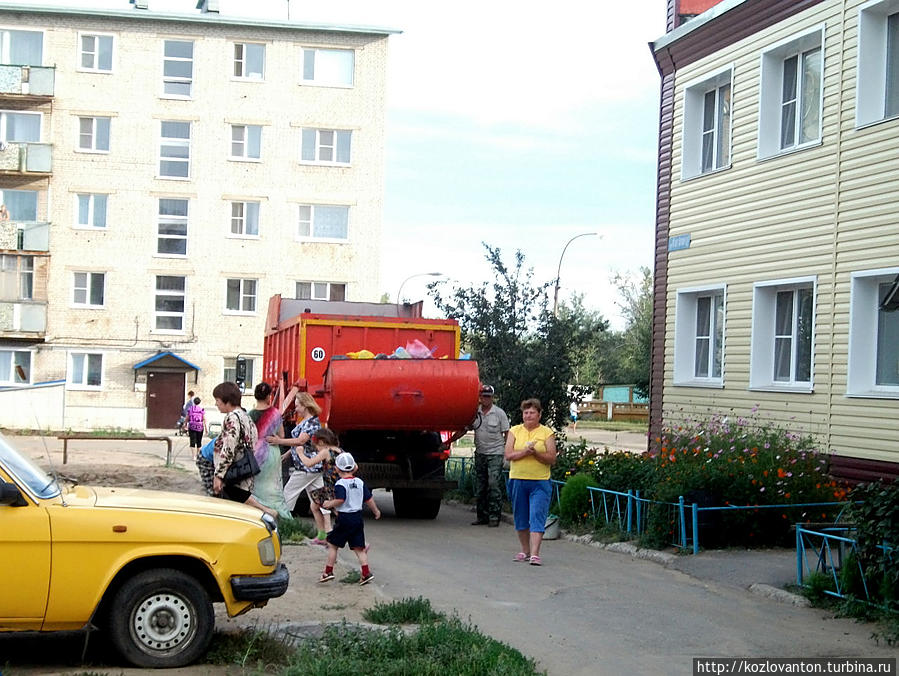 В городе я не видел ни одного мусорного бака. Весь мусор забирают и увозят такие вот машины. А жители с пузатыми пакетами как саранча слетаются, стоит только появится красной машине в их дворе.