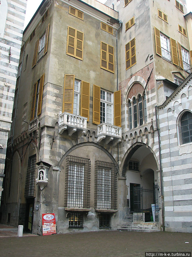 Вход во внутренний двор церкви Генуя, Италия