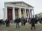 Первым посетила праздник в Ленинском районе, здесь у Дворца  шёл праздничный концерт.