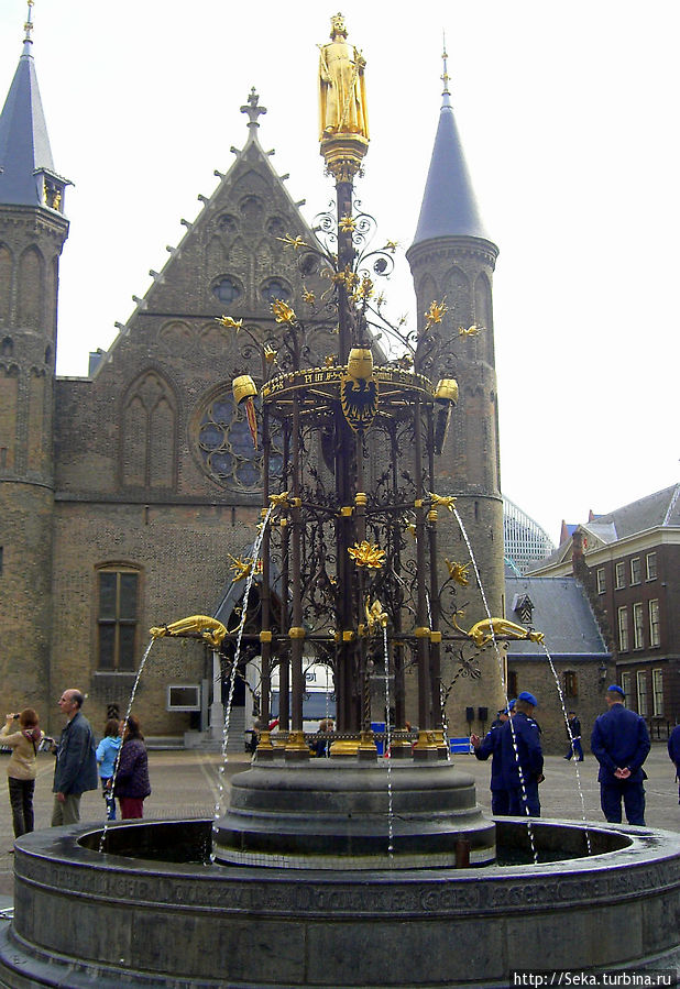 На переднем плане — Фонтан в честь Виллема II. Установлен в 1885 году Гаага, Нидерланды