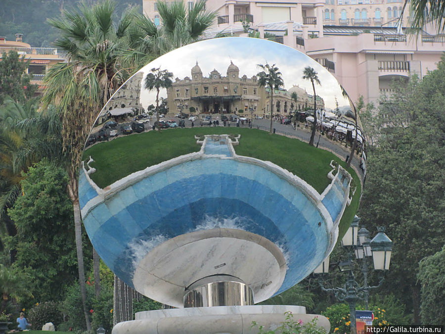 Отражение казино в шаре. Монте-Карло, Монако