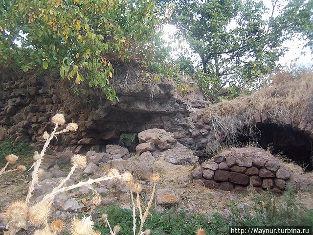 Эти остатки и руинами не назовешь — сплошные развалины. Ван, Турция