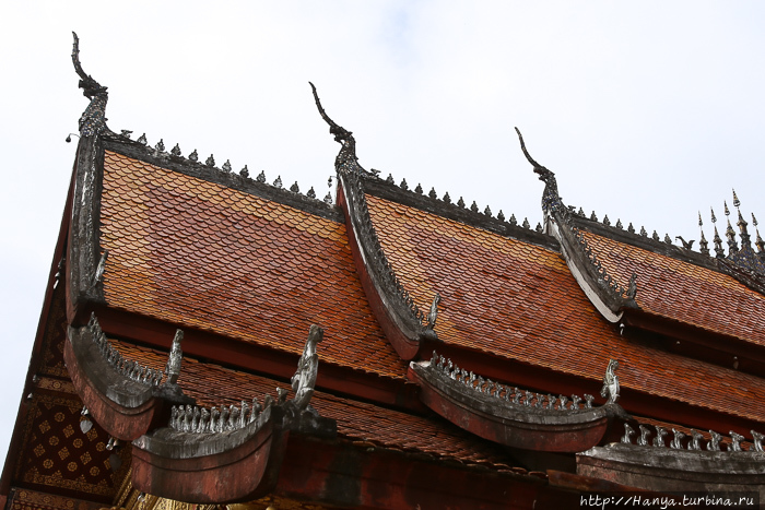 Кровля храма с змеями-нагами. Четырехъярусная крыша, покрытая плиткой. Фото из интернета