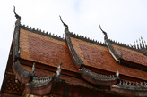 Кровля храма с змеями-нагами. Четырехъярусная крыша, покрытая плиткой. Фото из интернета