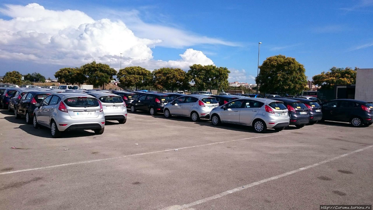 Парковка прокатной конторы забита новыми Ford Fiesta Остров Майорка, Испания