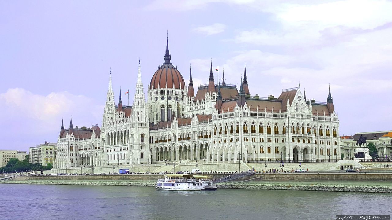 Здание Парламента. Вид с реки. Будапешт, Венгрия