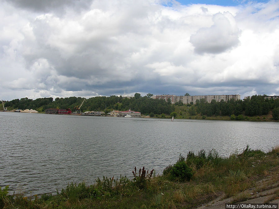 Вид с дамбы на посёлок речников. Городец, Россия