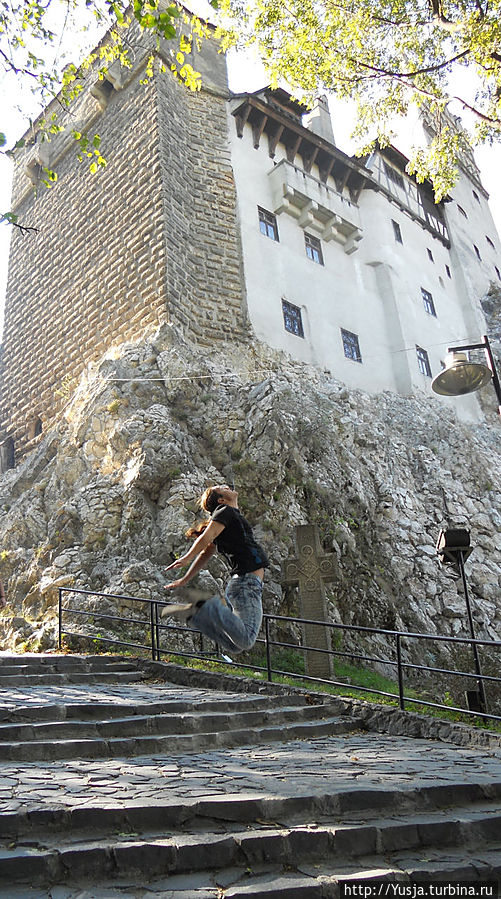Достаточно опасный трюк на фоне замка (опасность заключается в абсолютной скользкости средневекового покрытия)) Бран, Румыния