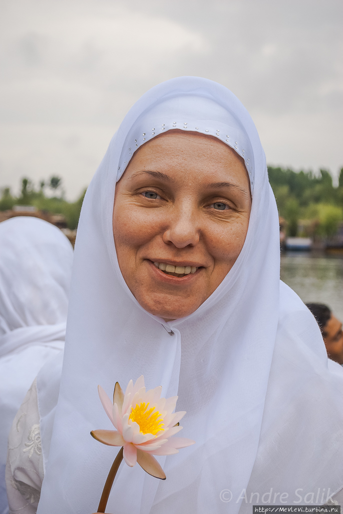 Озеро Дал с утреца Шринагар, Индия