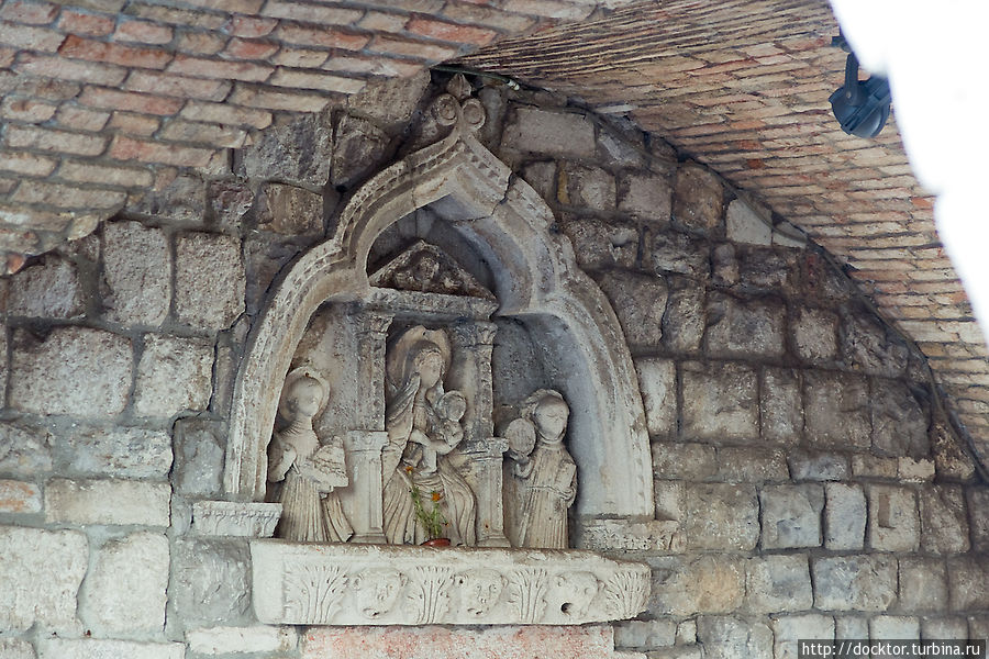 Барельеф в арке Морских ворот Котор, Черногория