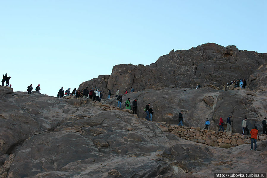 Одних сюда влечет вера, других — простой интерес, но ежедневно большое количество людей поднимаются на гору. Монастырь Святой Екатерины, Египет