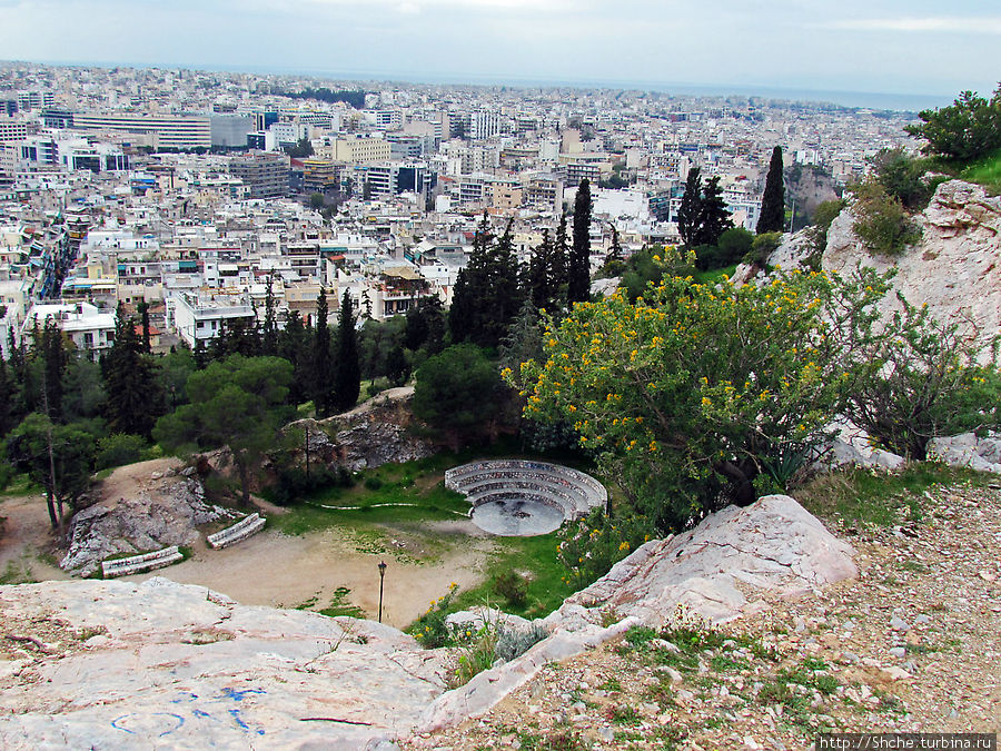 У поножия холма летние театральные площадки и уголки поэтов Афины, Греция