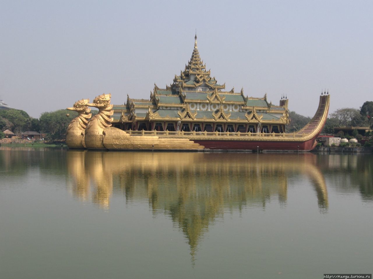 Озеро Kandawgyi Lake и ресторан Каравейк Янгон, Мьянма