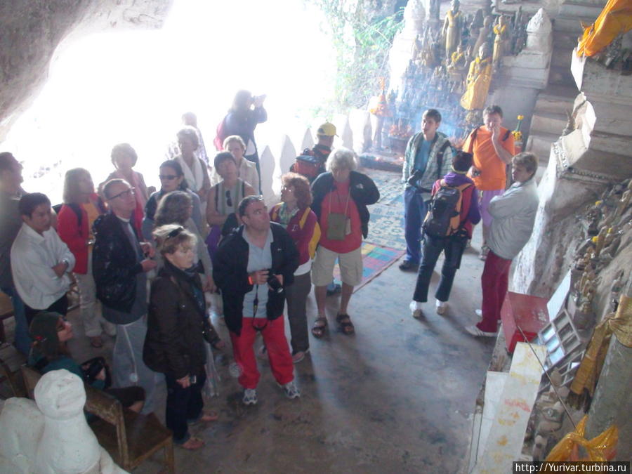 В пещере Пак Оу всегда много туристов Луанг-Прабанг, Лаос