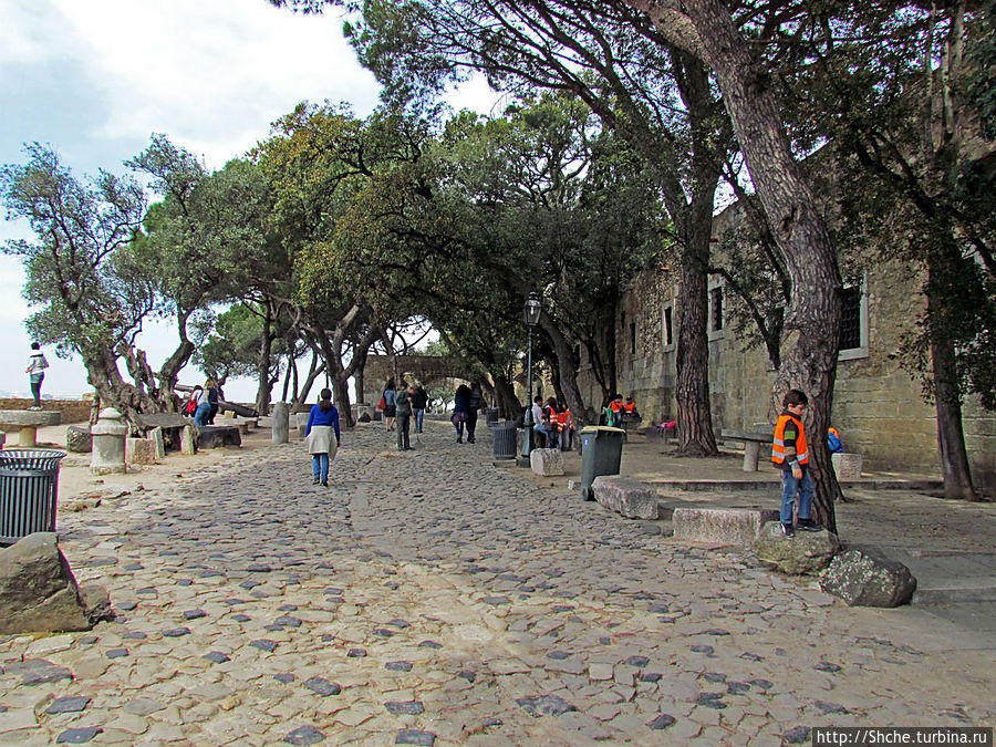 Прогулка по территори цитадели Сан Жоржи, простор и красота Лиссабон, Португалия