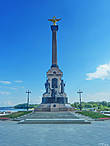 Памятник «1000-летие города Ярославля» возвышается на самом «острие» Стрелки.