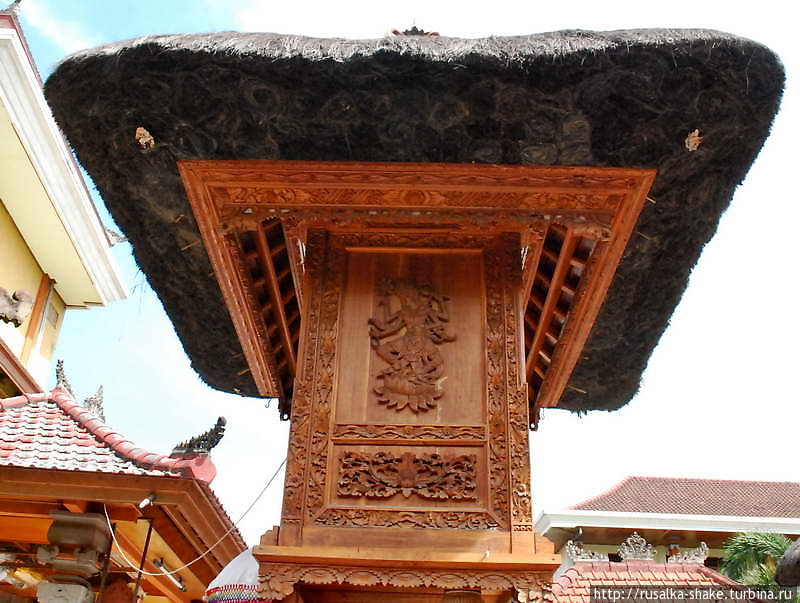 Откуда рис во лбу Кута, Индонезия